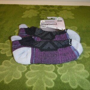 WOMANS SMARTWOOL HIKING SOCKS. MEDIUM, NEW!!!